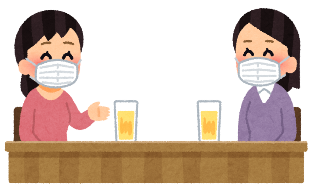 マスクをつけジュースを飲んでいる二人の女性