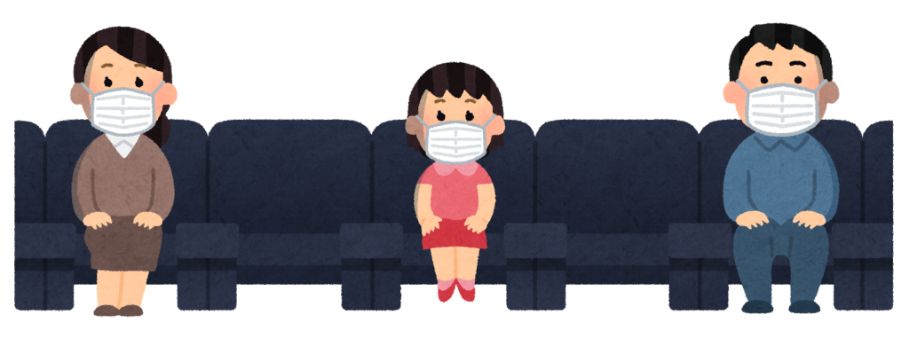 マスクをつけ映画鑑賞している男女