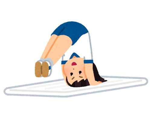 マットの上で転がっている女性